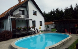 Dům 5+1 po rekonstrukci, zahrada, bazén, dvougaráž