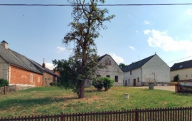 Venkovská stavení s rozsáhlými pozemky, Troubelice - Pískov